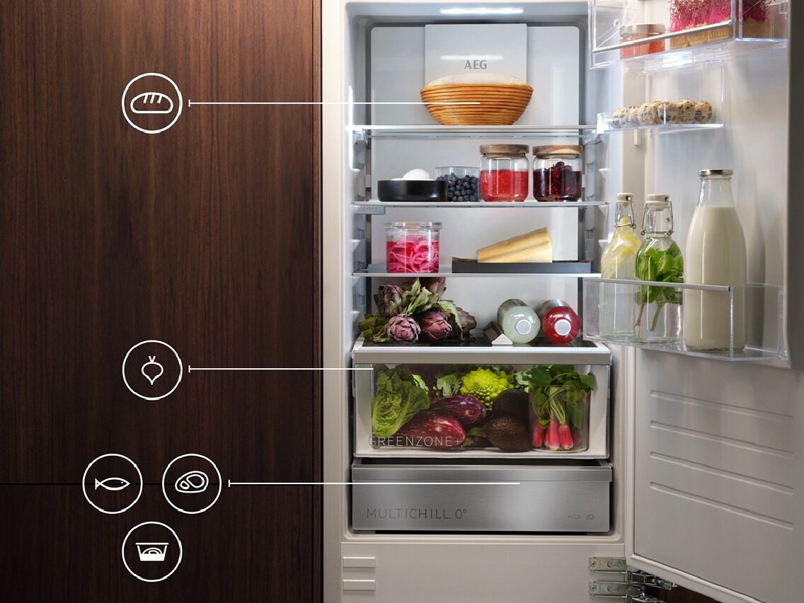 Un frigo ouvert avec des légumes et d'autres bonnes choses à l'intérieur.