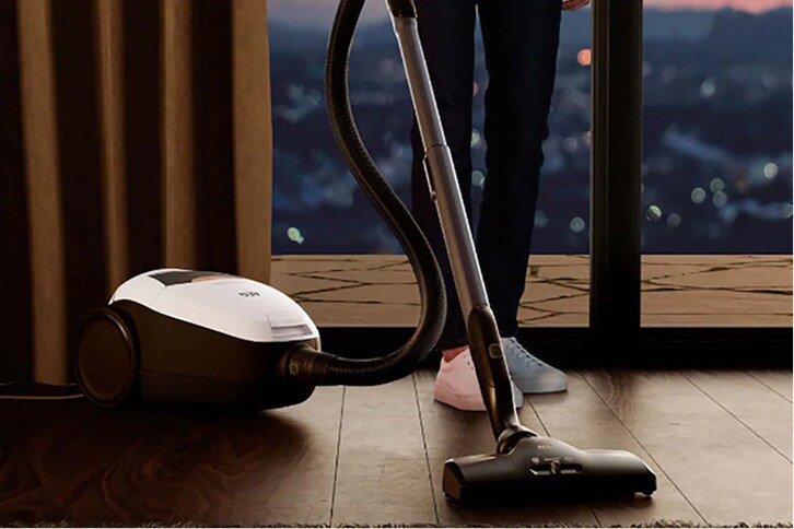Homme nettoyant le sol avec un aspirateur