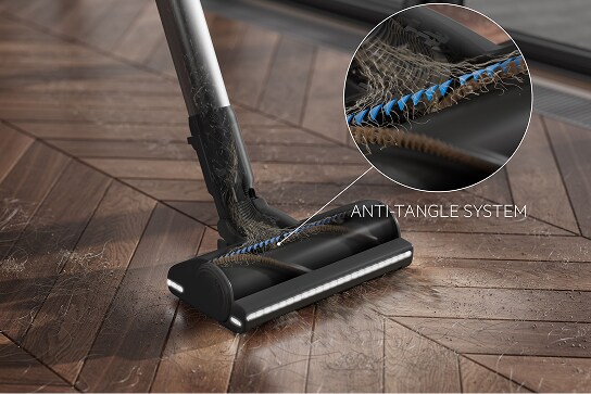 Aspirateur balai avec système anti-enchevêtrement pour les cheveux.