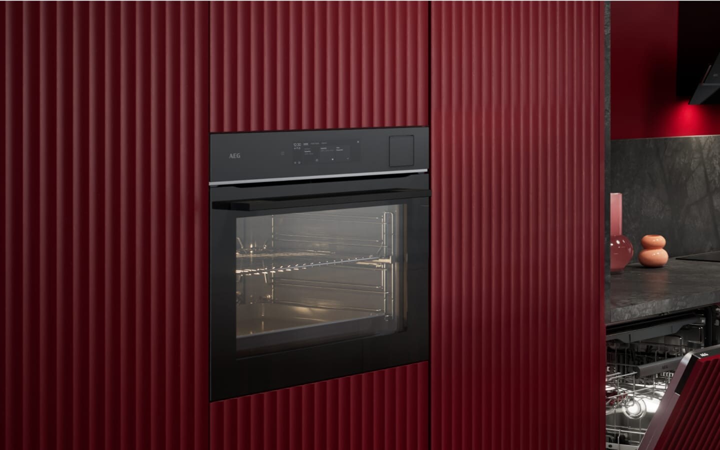 Un four AEG dans une cuisine rouge.