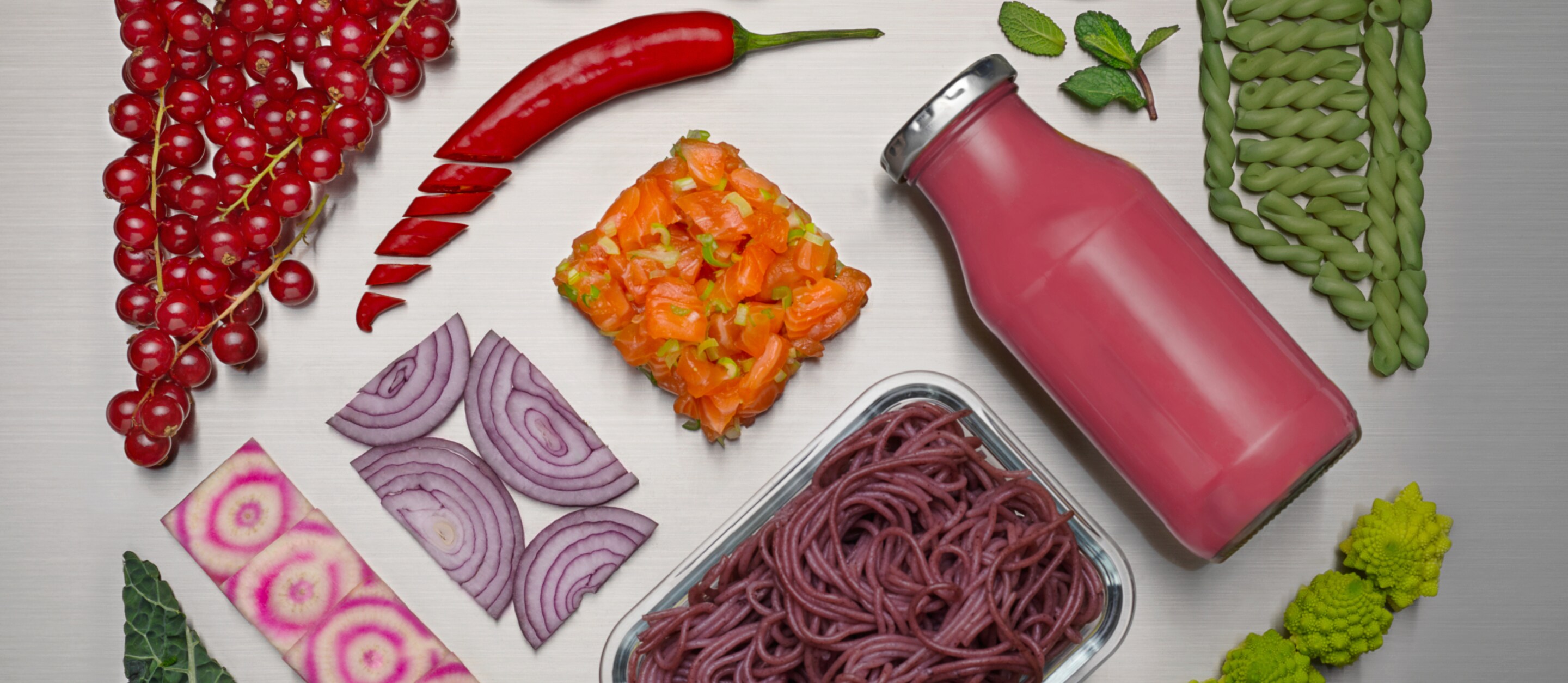 Différents aliments et boissons frais présentés sur un fond argenté