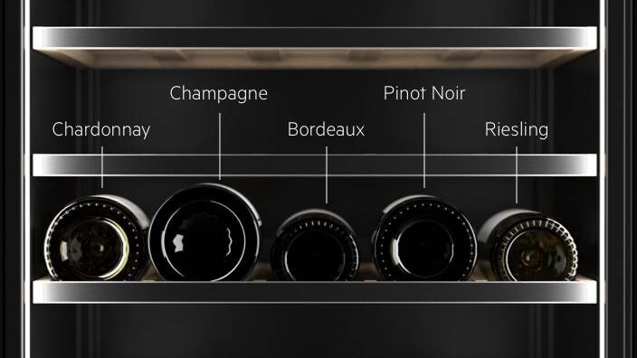 Etagères pour différentes bouteilles