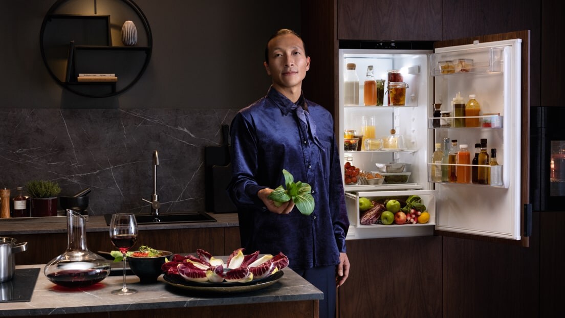 homme devant un frigo/congélateur