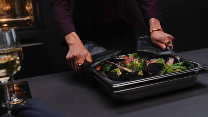 légumes cuits à la vapeur dans le four à vapeur combiné AEG