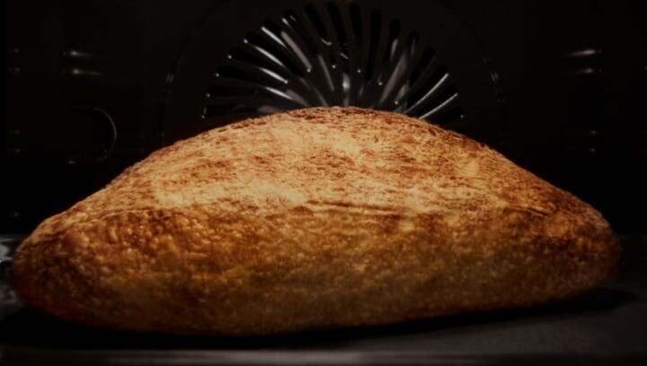 pain et pâtisseries dans le four à vapeur combiné AEG