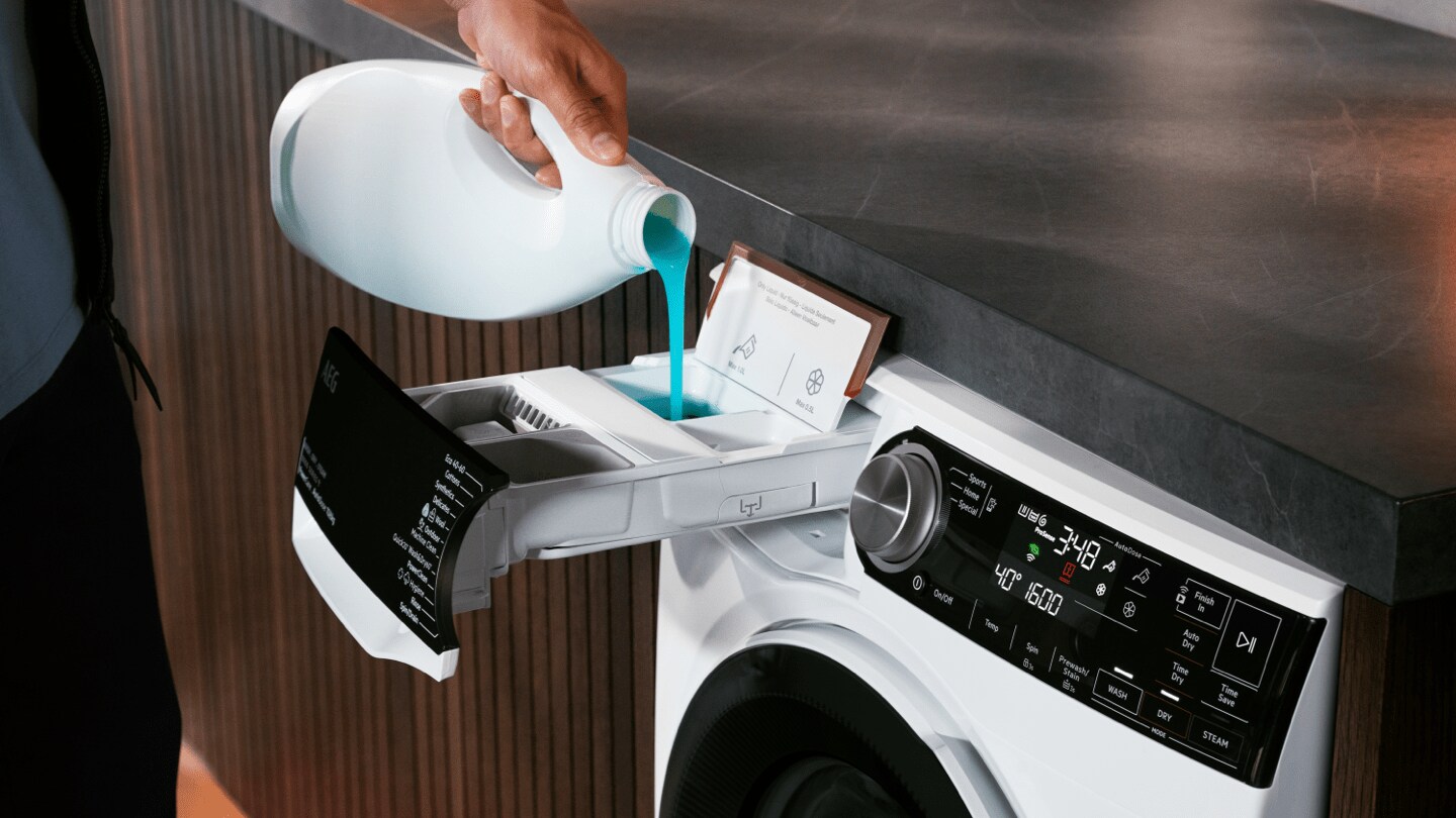Ajout du détergent dans le lave-linge séchant