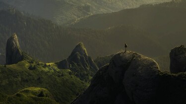 Une femme sur la cime d’une montagne