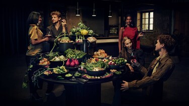 Festoyer avec une table couverte de légumes