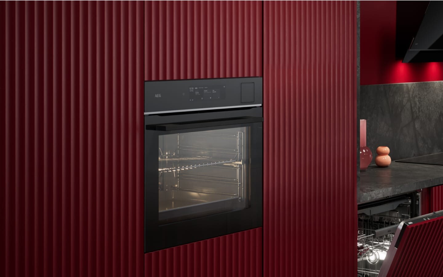 Un four AEG dans une cuisine rouge.