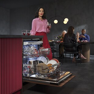 Femme à côté d'un lave-vaisselle AEG