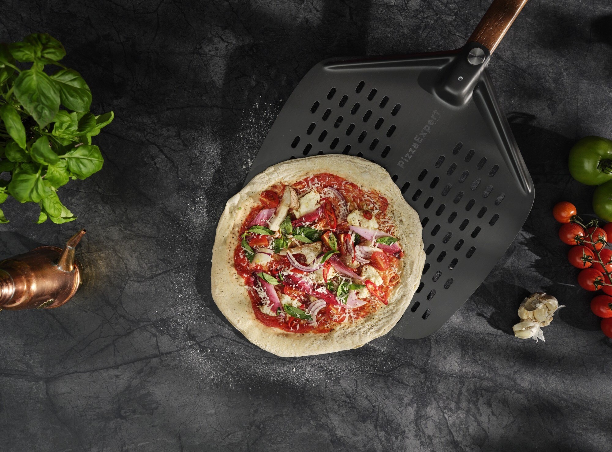 Ramasser une pizza avec une pelle à pizza