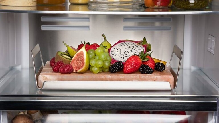 Fruits présentés sur un plateau à l’intérieur d’un réfrigérateur AEG.