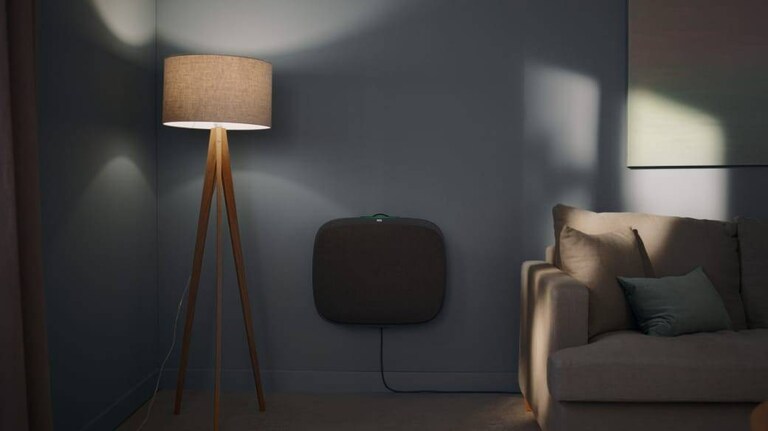 Lampadaire placé à côté d’un purificateur d'air AEG dans un salon.